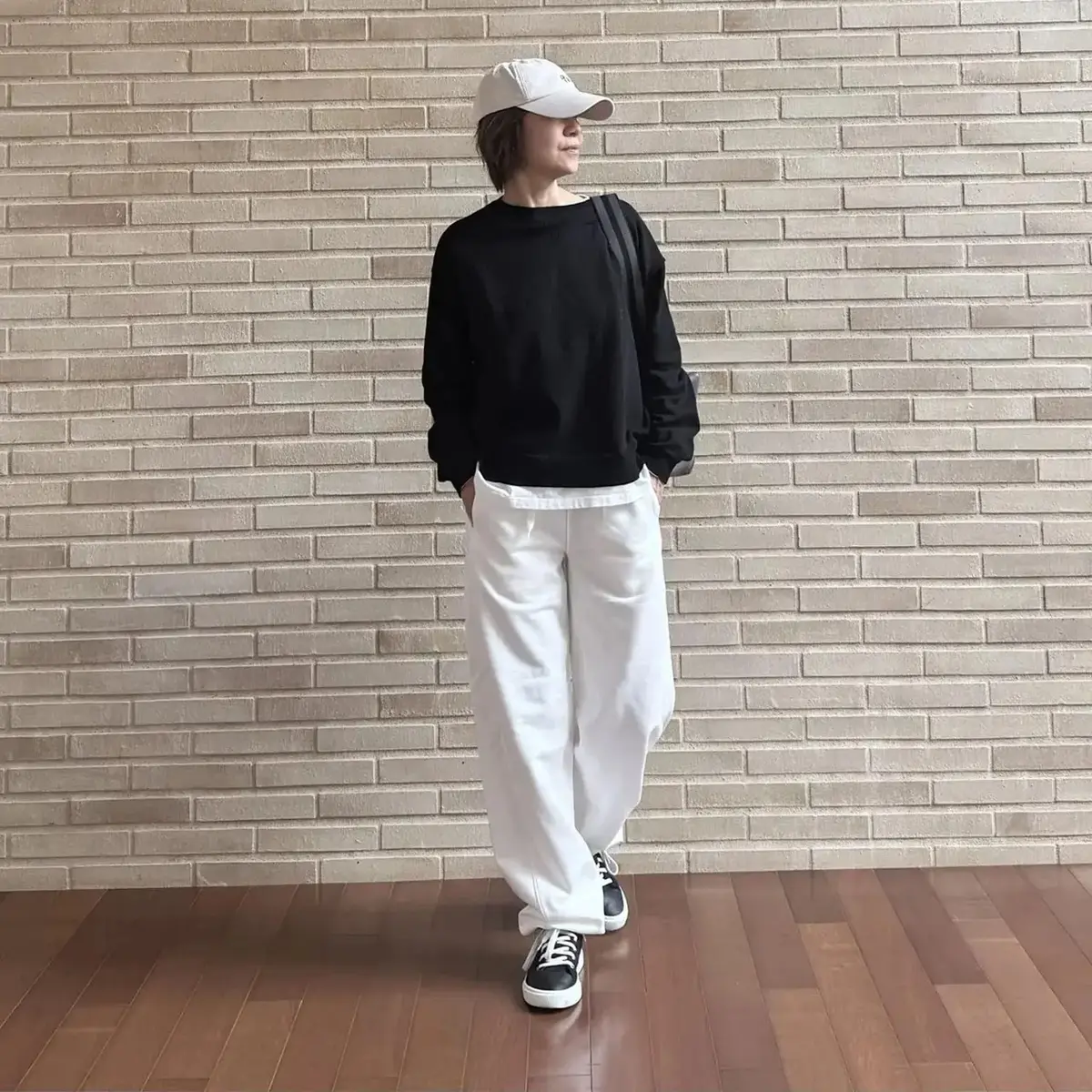 【50代の白パンツコーデ5選】マンネリ回避！暗くなりがちな冬ファッションに爽やかさをプラス