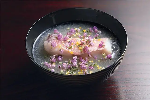 甘鯛の酒蒸し椀。吸い地はすりおろしたかぶらを加え、
