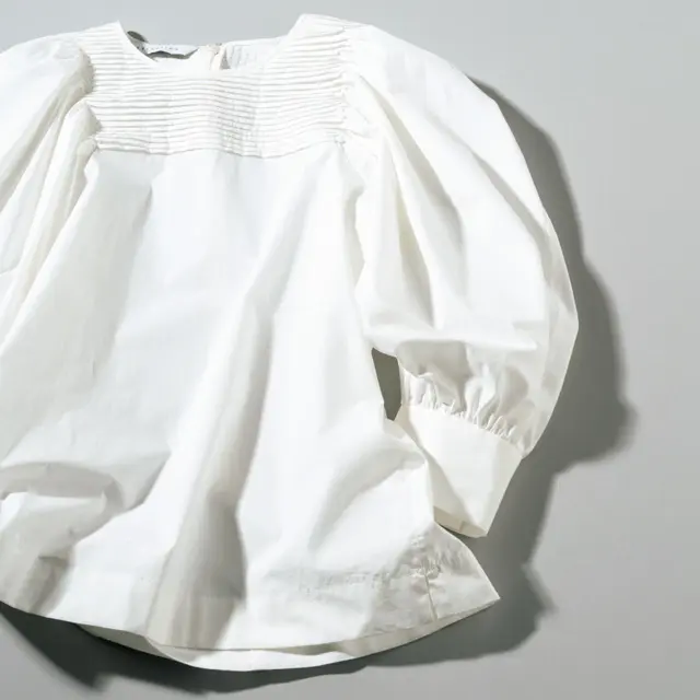 美しい張り感で構築的なフォルムに