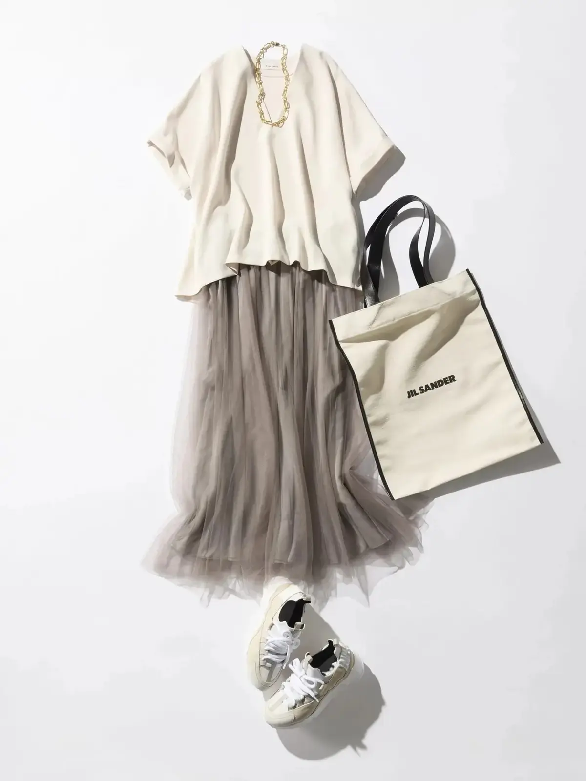 【50代着回し術】Tシャツより上品！とろみトップスで叶える【残暑～秋のスイッチコーデ6選】