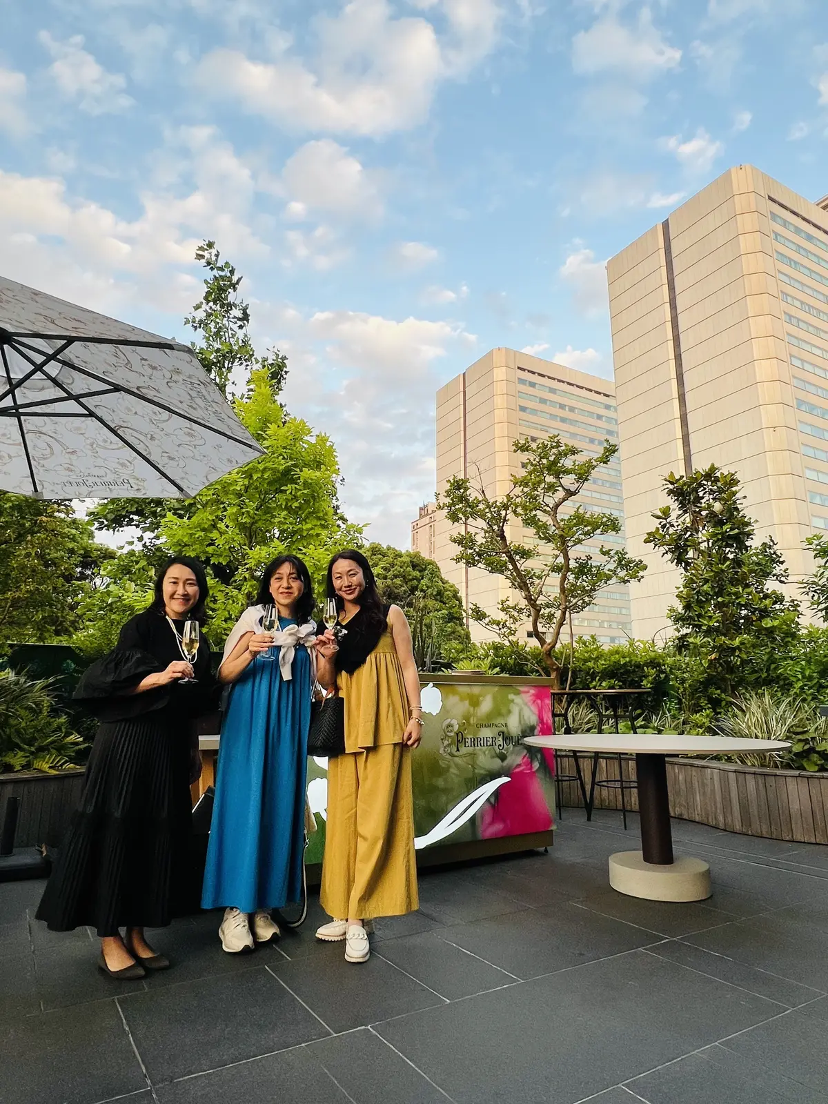 まずはテラス席で乾杯