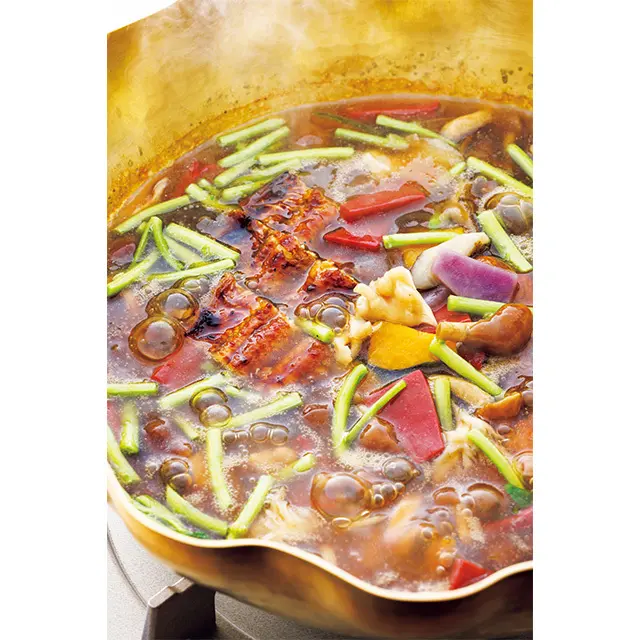 鰻の蒲焼きを秋の野菜やきのことともに