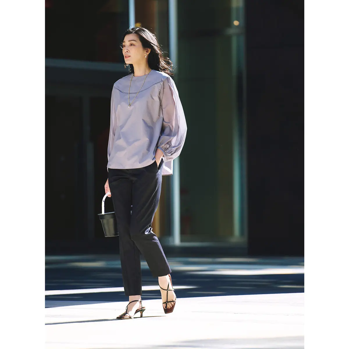 グレーデザインブラウスと黒パンツのコーデ　モデル・ゆうき