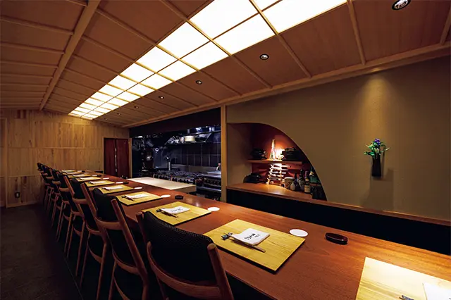 料理のほぼ全工程を見て楽しめるカウンター