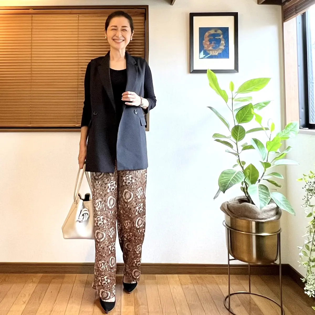 GUジレ　黒Tシャツ　柄ワイドパンツ　オフホワイトのバッグ　黒のパンプス