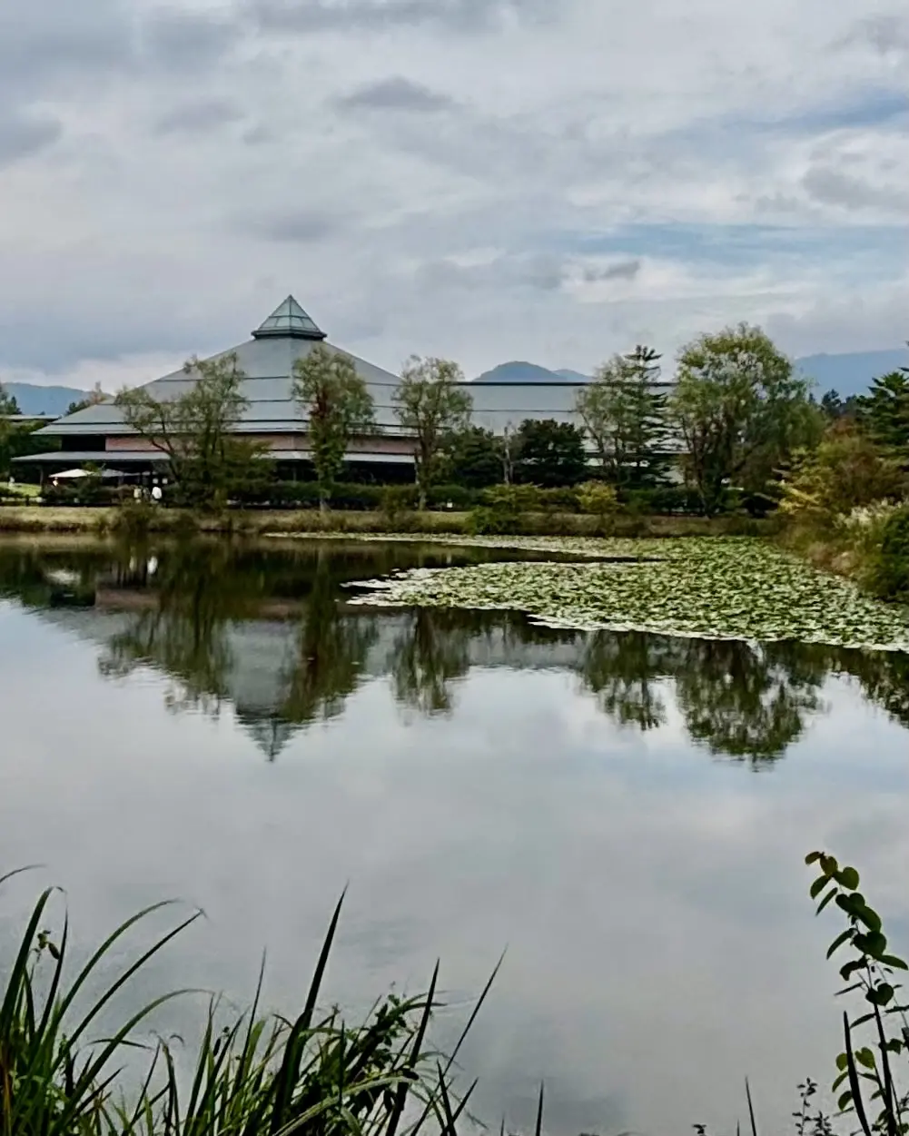 池を挟んで軽井沢大賀ホール