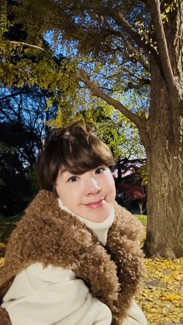 冬のホワイト&ブラックパンツコーデにブラの画像_7