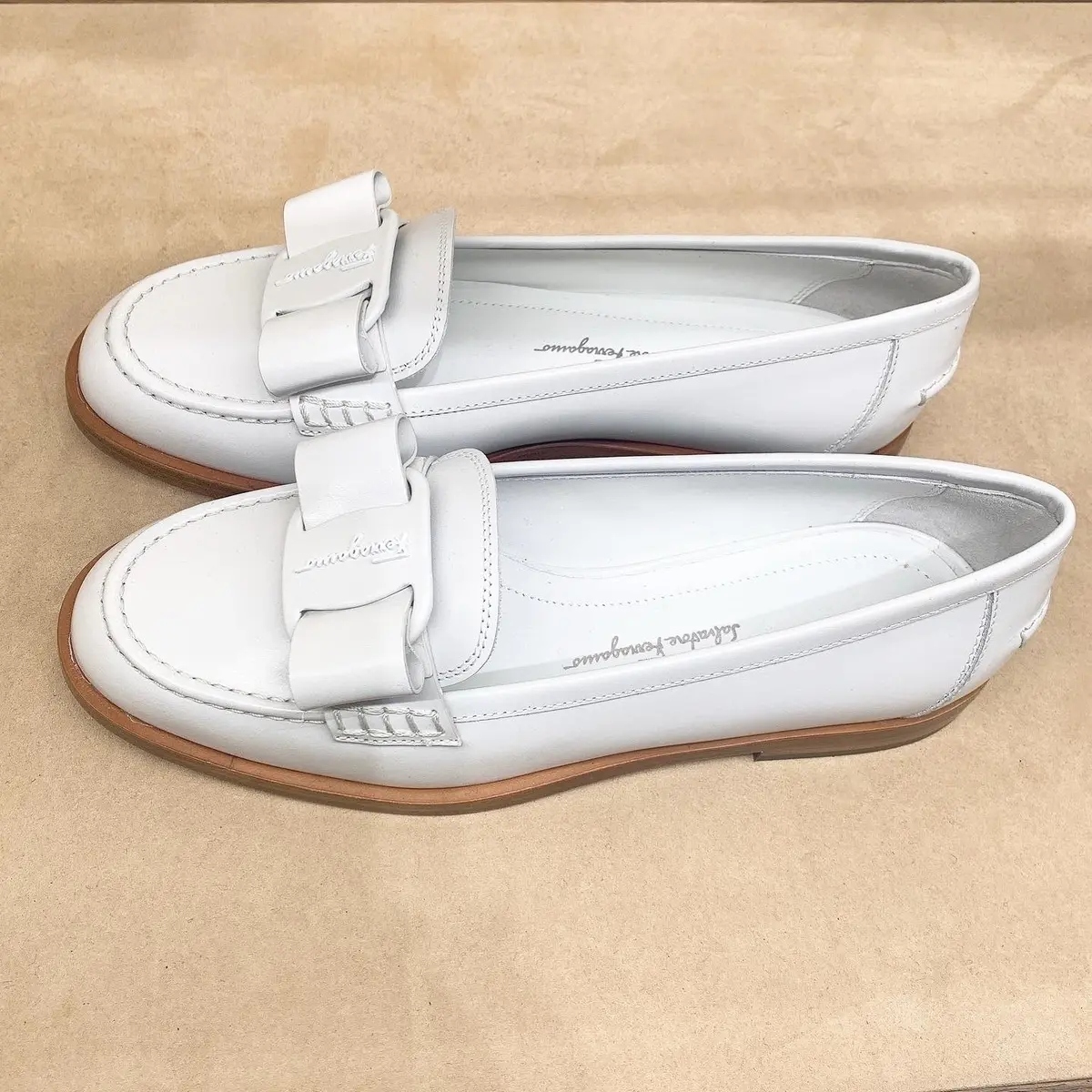 Salvatore Ferragamo（フェラガモ）のヴァラリボンローファー