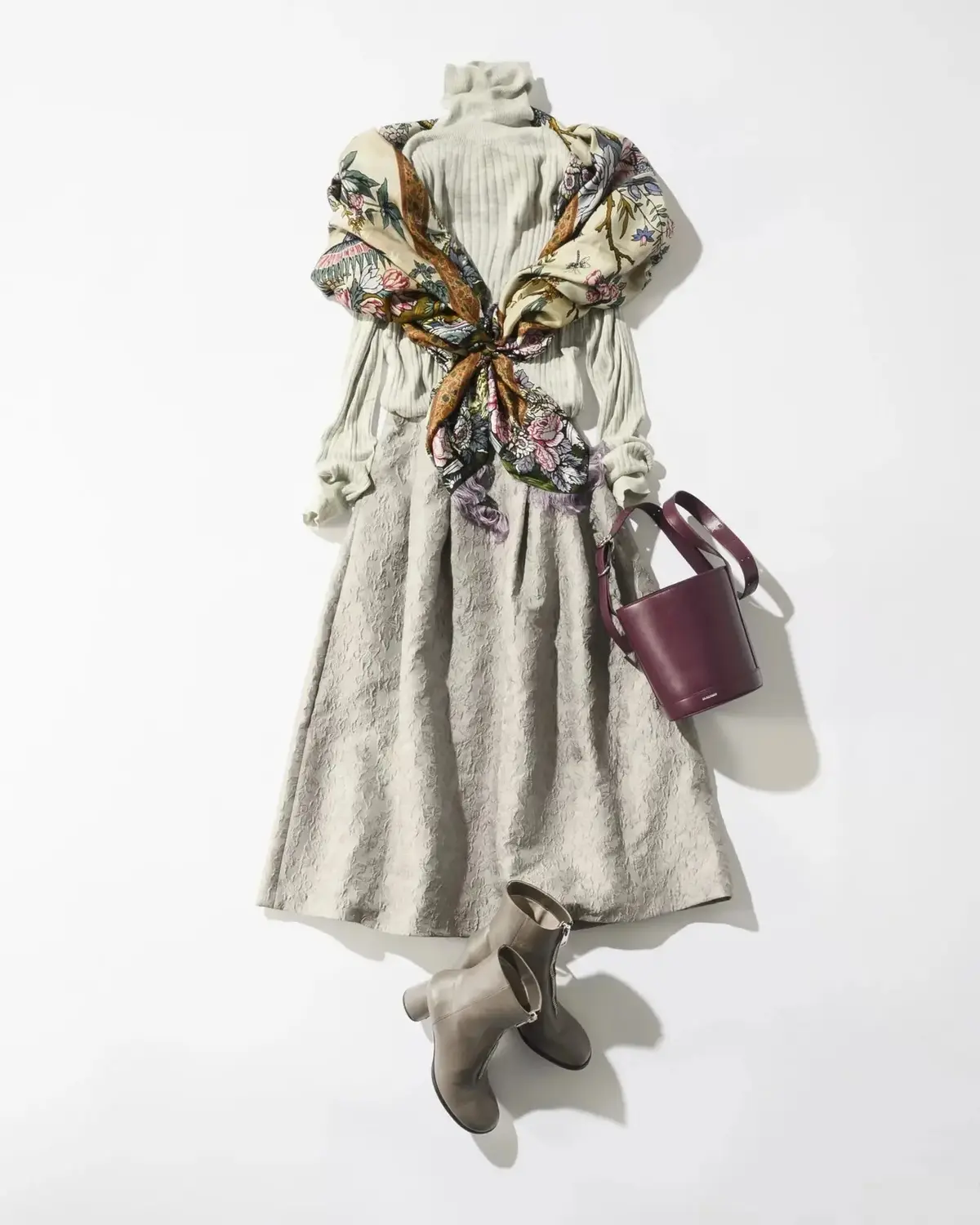 【アフタヌーンティー】午後のティータイムに映える、優しげグレーの洗練コーデ