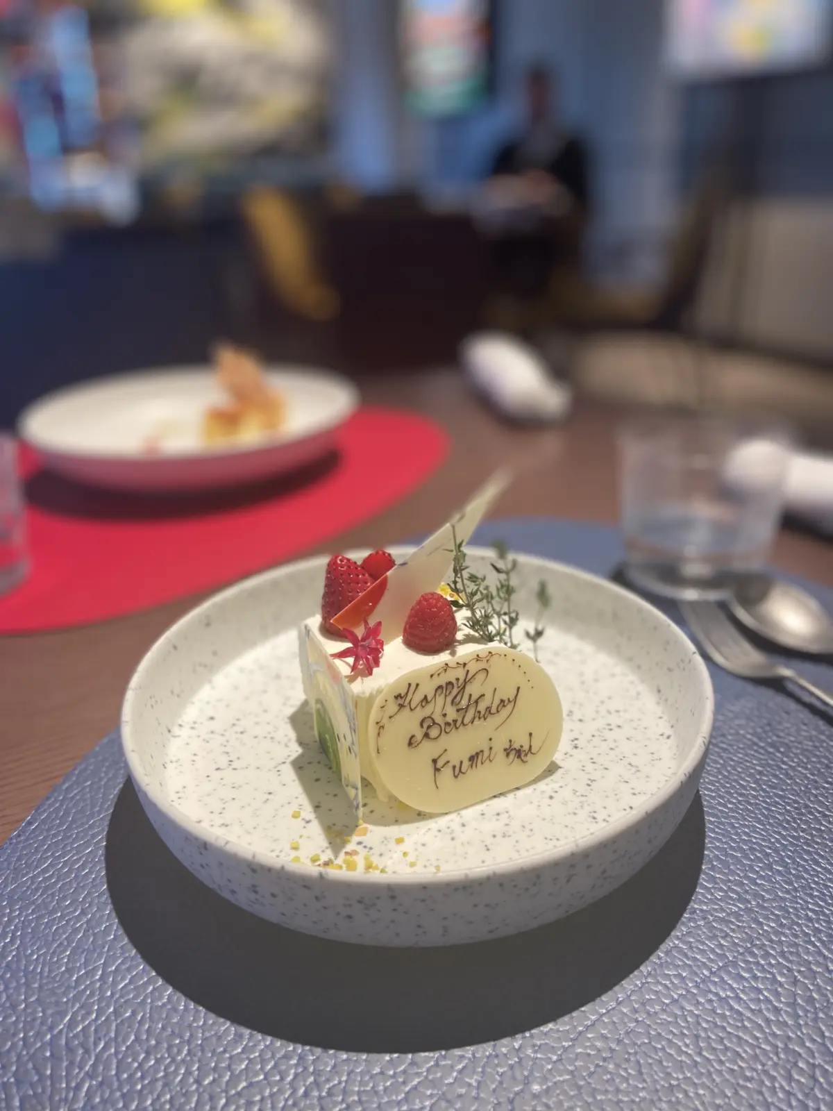 まるでアートギャラリーのような空間のレスの画像_3