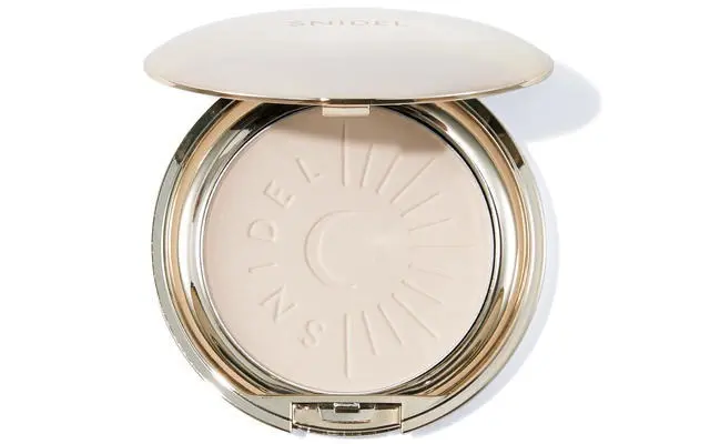 3.乾燥とテカリを感知してニュートラルを保つ賢いパウダー。SNIDEL プレストパウダー UV n SPF50・PA++++ 01 ￥3,080／スナイデル ビューティ