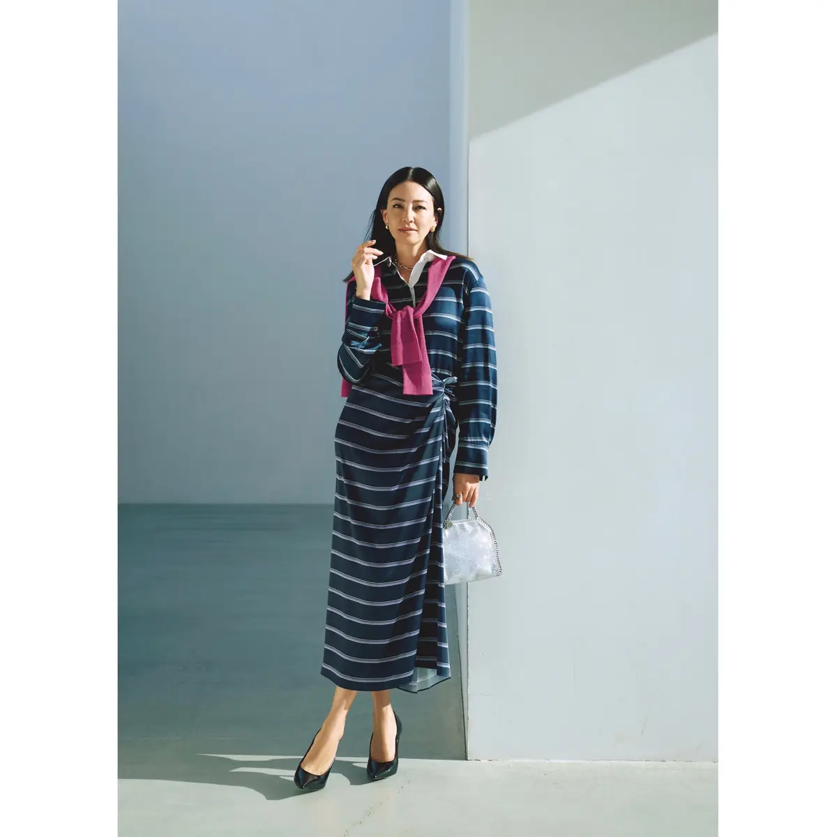 ネイビーボーダーのラガーシャツとロングスカートのセットアップのコーディネート　モデル・RINA