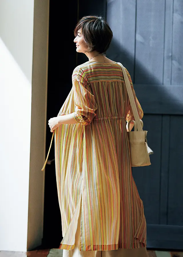 コートのようにさらりとまとうだけで絵になる、透けるロングブラウス