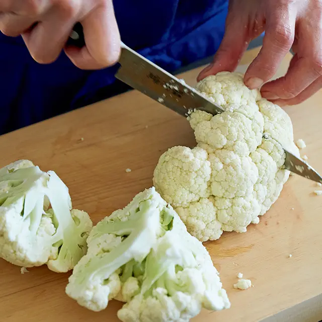 火が通りやすいカリフラワーは大きく切って