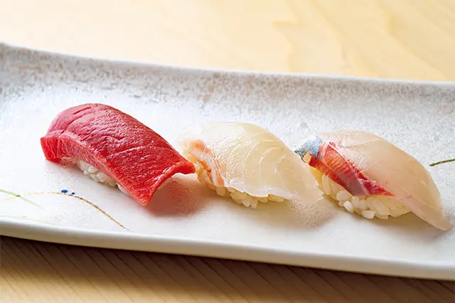 （左 から）中トロ、真鯛の昆布締め、シマアジ。しみじみおいしい