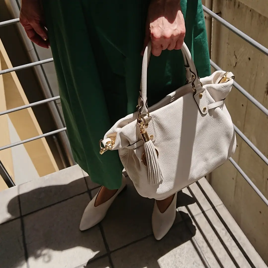 ホワイトバッグ   Vカットパンプス