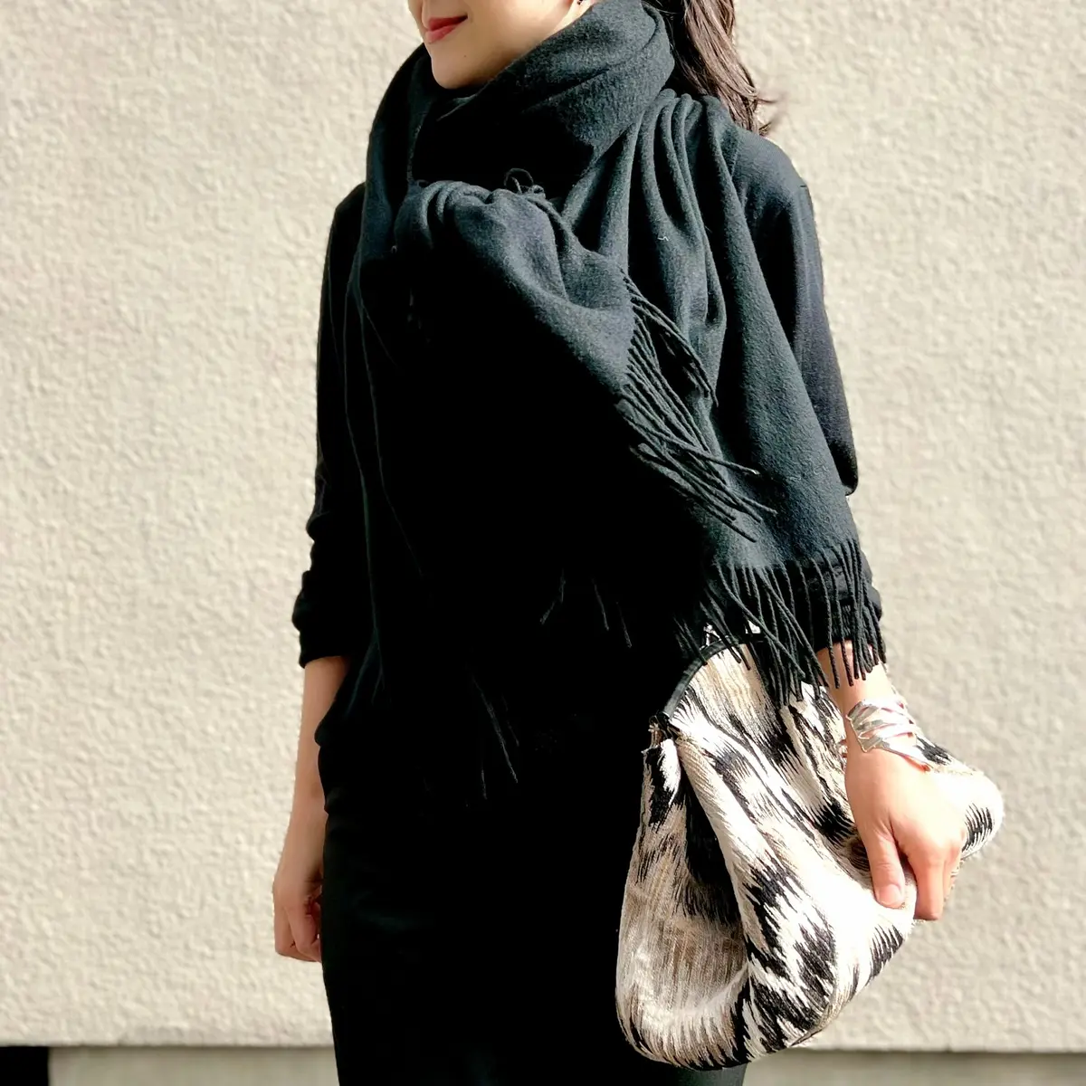 黒の大判カシミヤストール柄物のクラッチバッグ