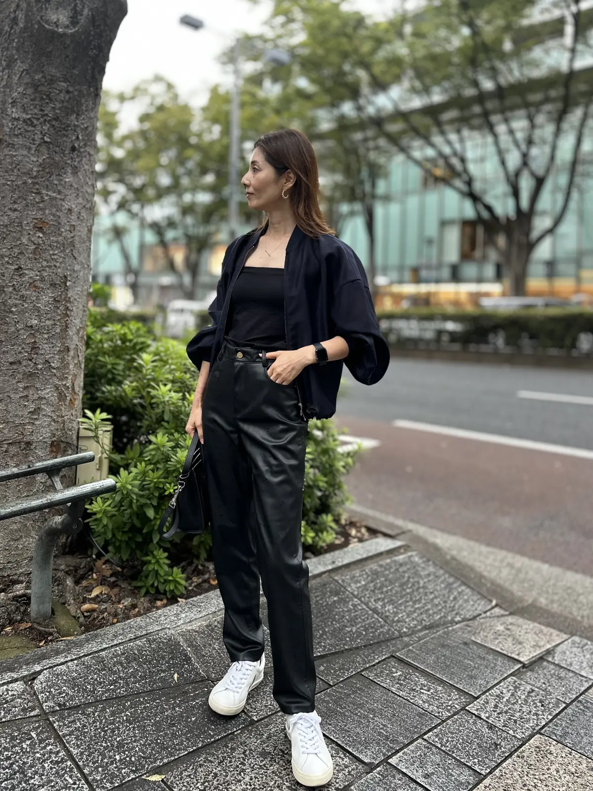 シアー感あるブルゾンでお出掛けの画像_2