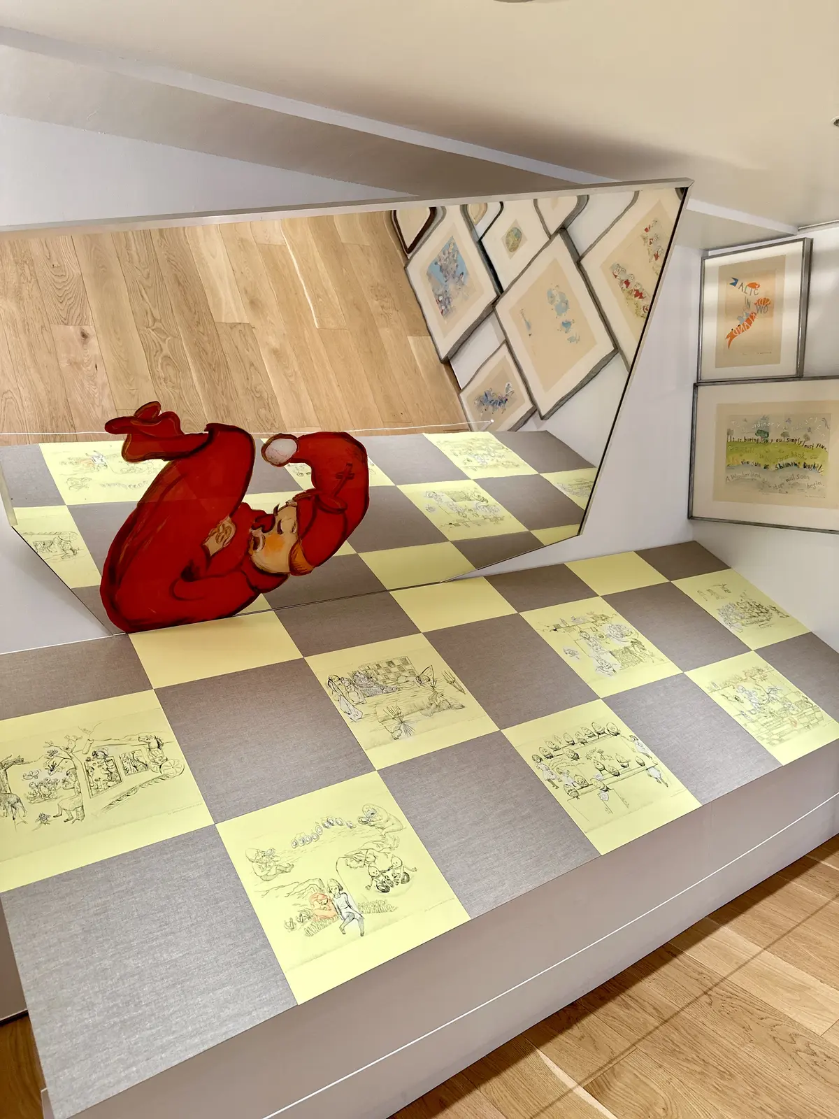 木の温もり感じる村上春樹ライブラリーと山の画像_11