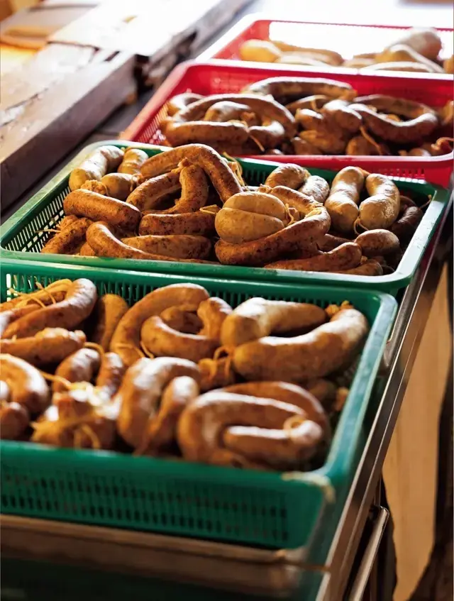 豚の腸に具材を詰め、ゆでて冷ますを繰り返す。毎週火・木曜に1週間分約250㎏のスンデを仕込む