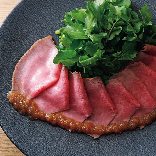 ドレッシングやクレソンもつくローストビーフ