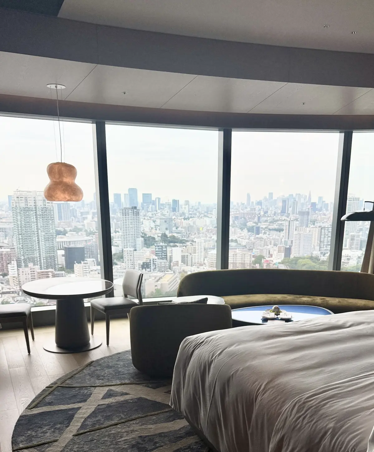 一枚で”華リュクス”なブラウスでホテルスの画像_5