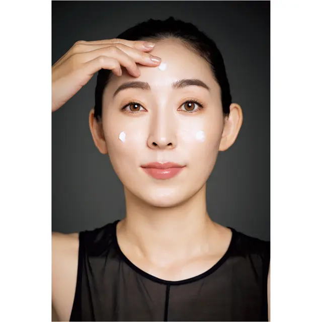 《1》両頰と額。この3点置きこそクリームを効率よくのばす秘策