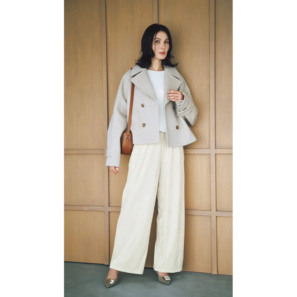 ライトベージュのショート丈ピーコートに白クルーネックトップス、オフ白ゆるパンツを合わせたコーディネート　モデル・田沢美亜