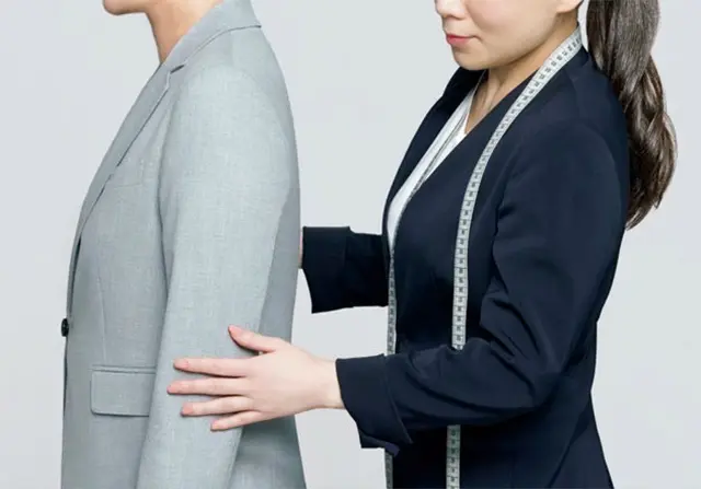 スーツ業界でイージーオーダー制を牽引（けんいん）してきたオンワードならではの熟練のフィッターが採寸を担当