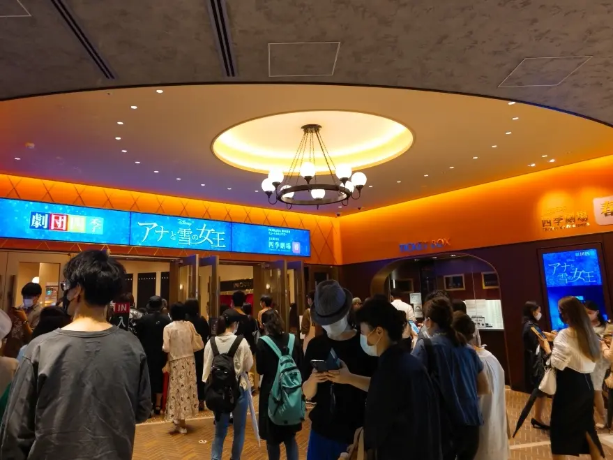 四季劇場　春　エントランス前