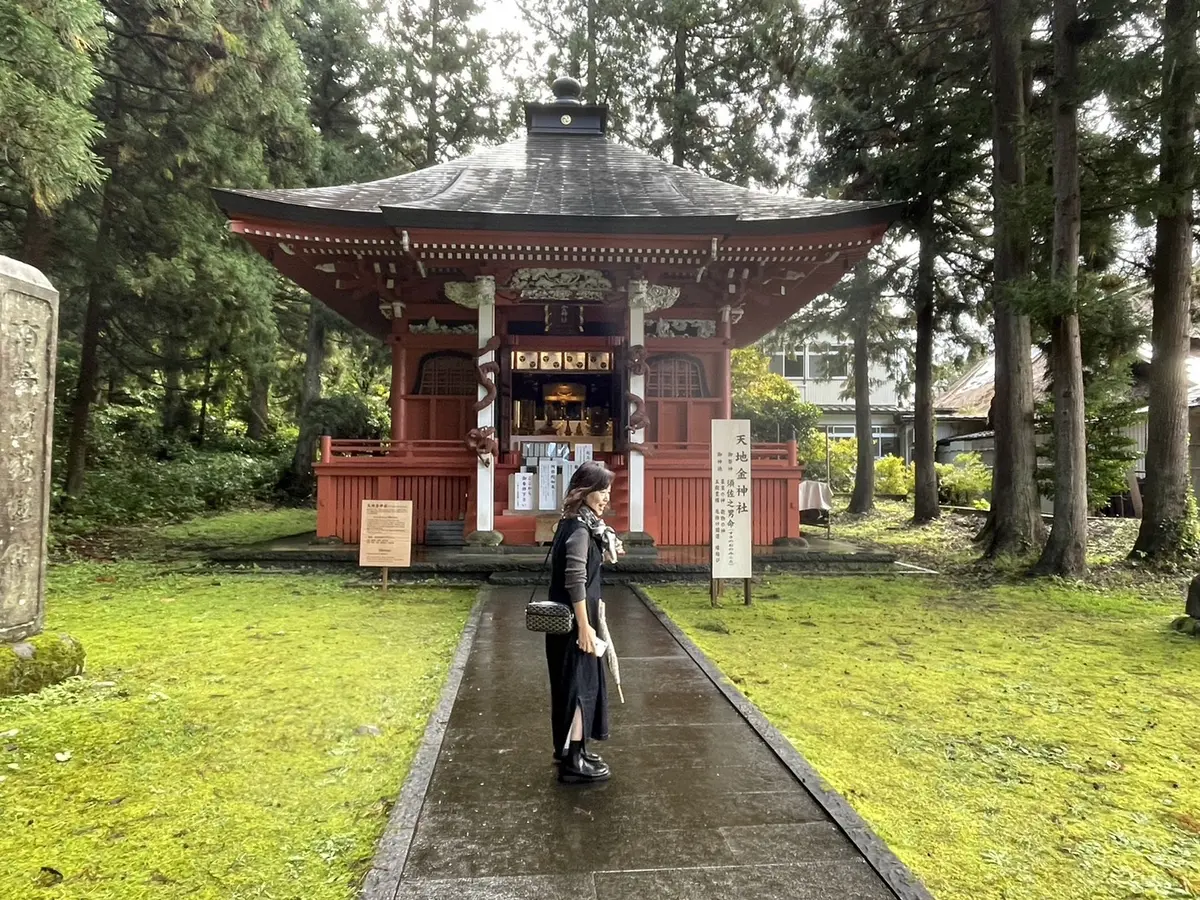 末社羽黒山天地金神社