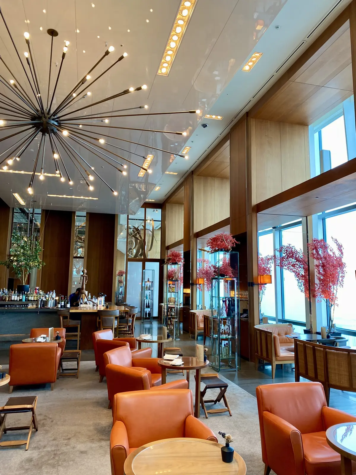 アンダーズ東京 ザ タヴァン ラウンジの店内風景と秋の装飾