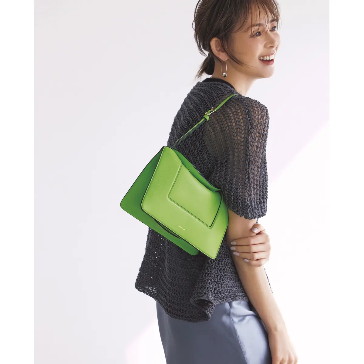 ダークグレーメッシュニットトップスにライムグリーンバッグを合わせたコーデ　モデル・SHIHO