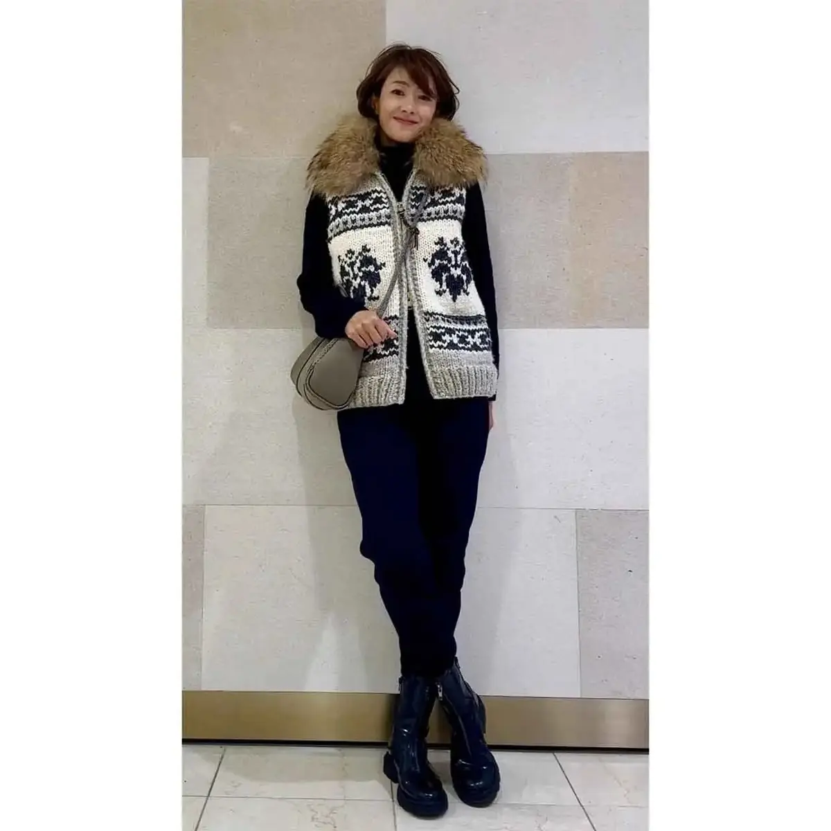 【50代のブーツコーデ6選】この冬使える！ショートからロングまでどんなボトムスにもなじむ"万能な黒ブーツ”