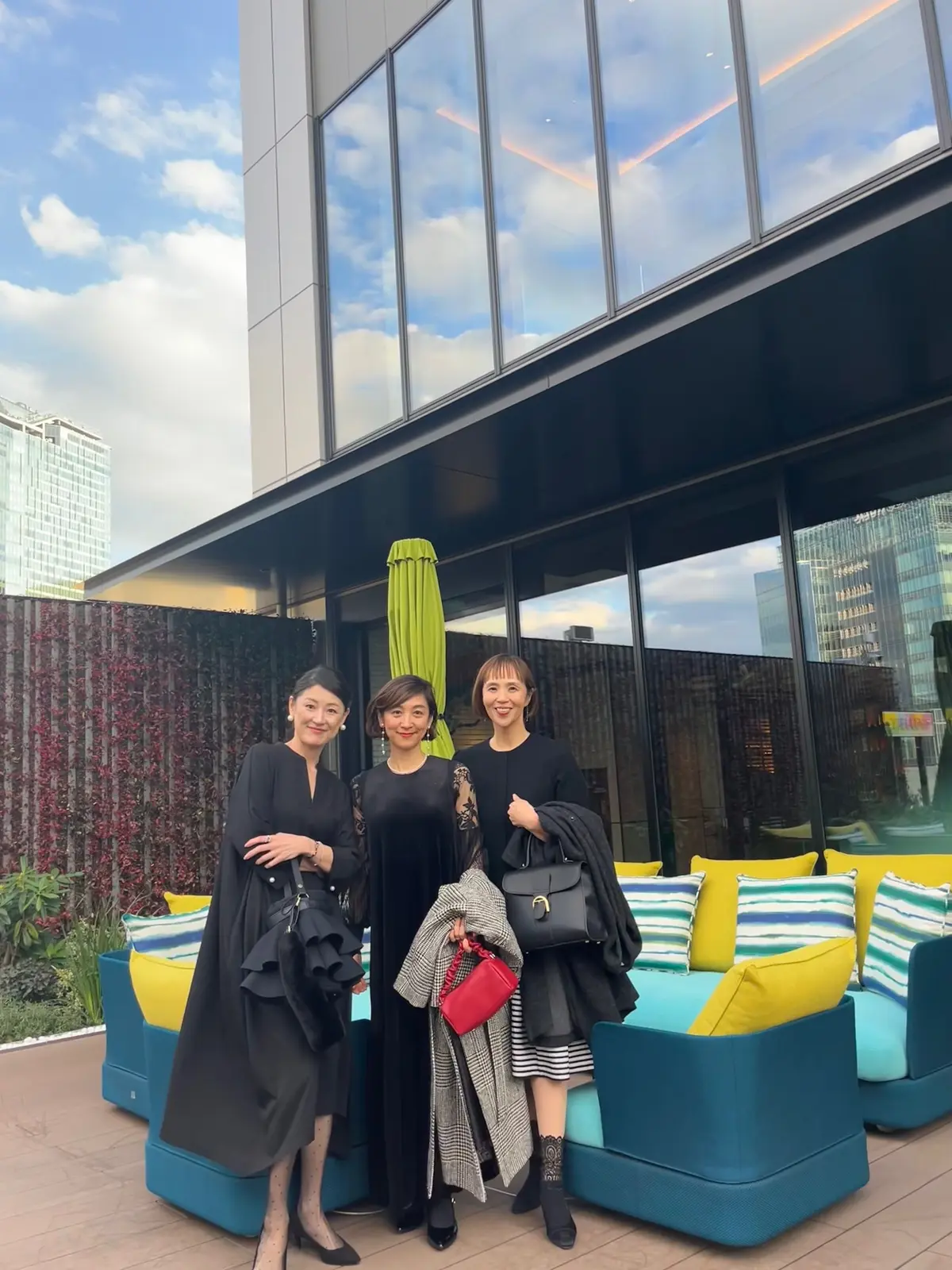 まるでブラックコーデ三姉妹？の画像_8