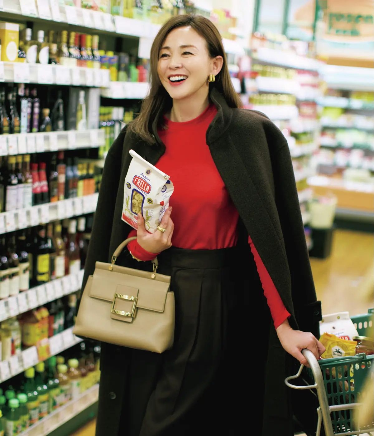 まだまだ寒いから、 「あったかくておしゃれ」を 追加投入！ 冬の終わりの 「買い足しアイテム」何げない日常も鮮やかに彩る 赤ニットのスパイス効果