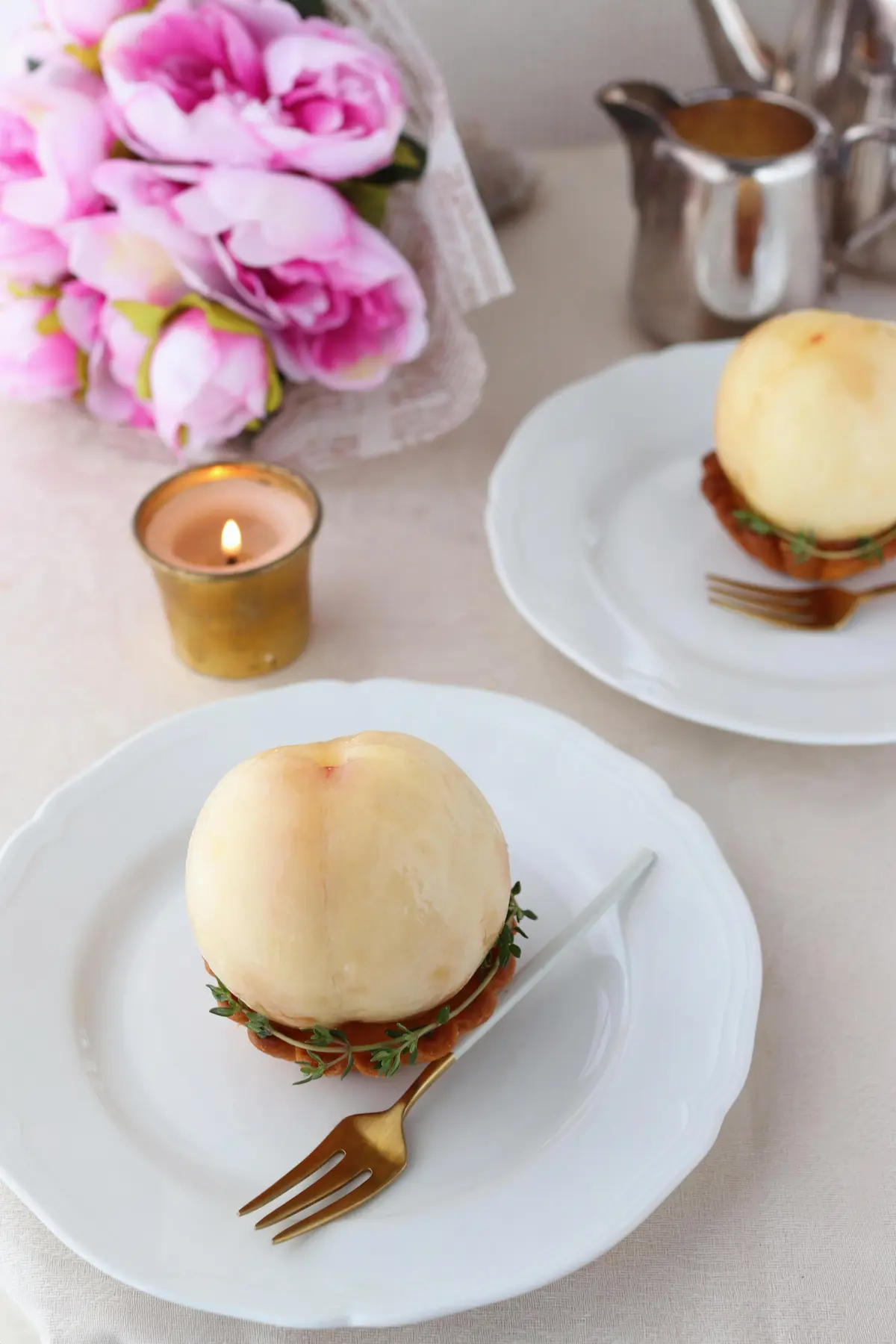 丸ごとの桃を使ったタルトです。