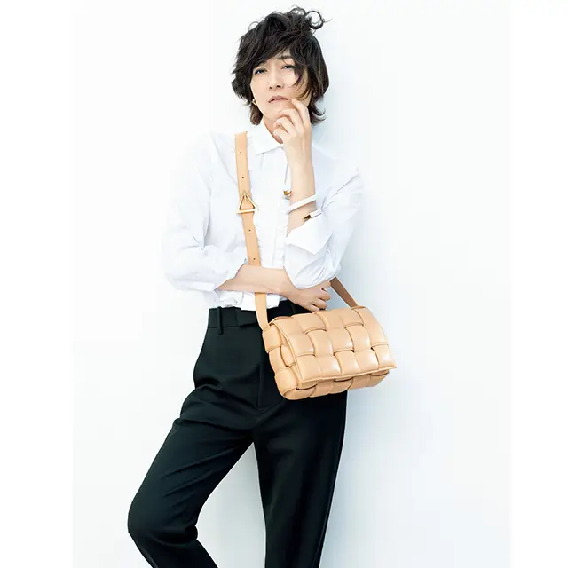 富岡佳子が持つBOTTEGA VENETA『パデッド カセット』