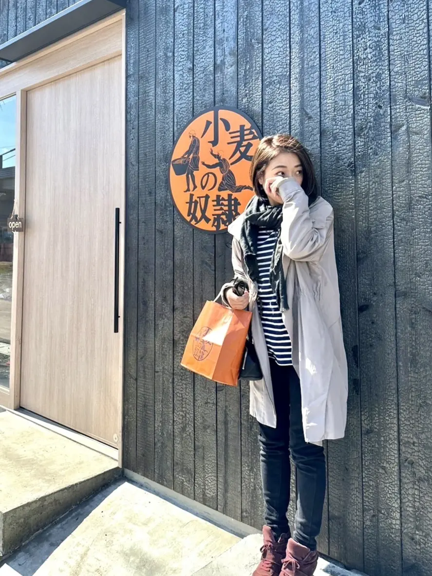 店舗前での全身写真