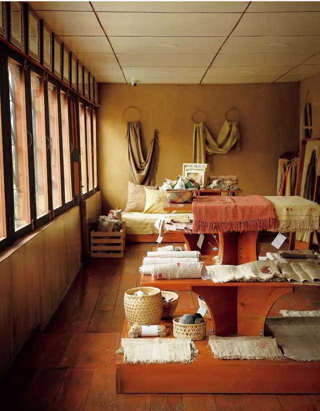 地方の若い人を応援し、地場産品を振興するために、前国王の第4王妃が手がけるのがティンプー中心部にある「グリーン ウィービング センター」。天然素材を用いた手作りアイテムがそろう