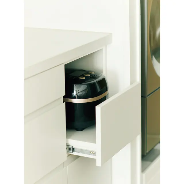 Yさんのリクエストで蒸気がこもらず、引き出して使える炊飯器置き場を設置　