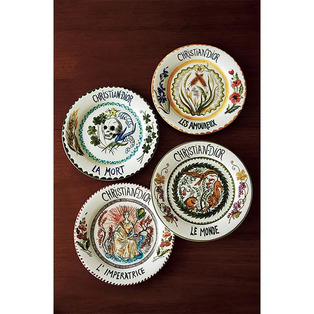 ディオールのプレートも一枚ずつ絵が異なり、並べるだけでも楽 しい