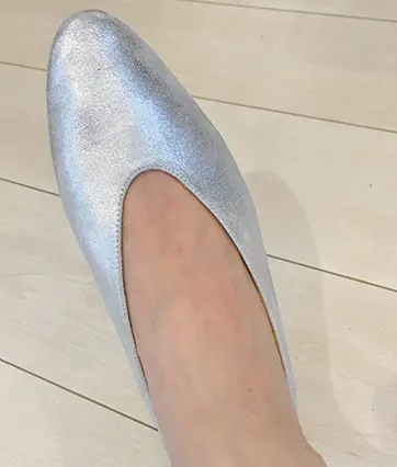 可愛い印象になるアーモンドトゥ。全体をすっきり見せるため縦に細長いデザイン