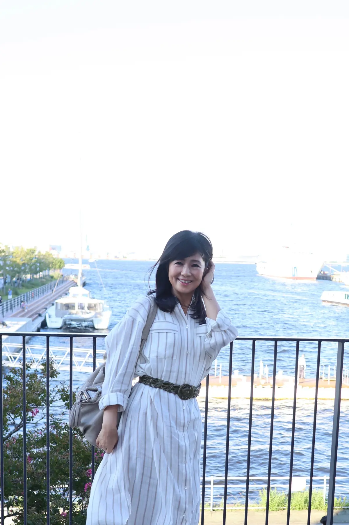 自由区。ワンピース。シャツ。シャツワンピ。ワンピ。シャツワンピース。白。ストライプ。細ストライプ。縦ストライプ。縦ライン。長袖。長袖シャツ。腕まくり。七分丈。緑。ベルト。緑ベルト。網ベルト。ベージュ。バッグ。ベージュのバッグ。残暑。秋。海。MARINE & WALK YOKOHANA。マリン アンド ウォーク ヨコハマ。