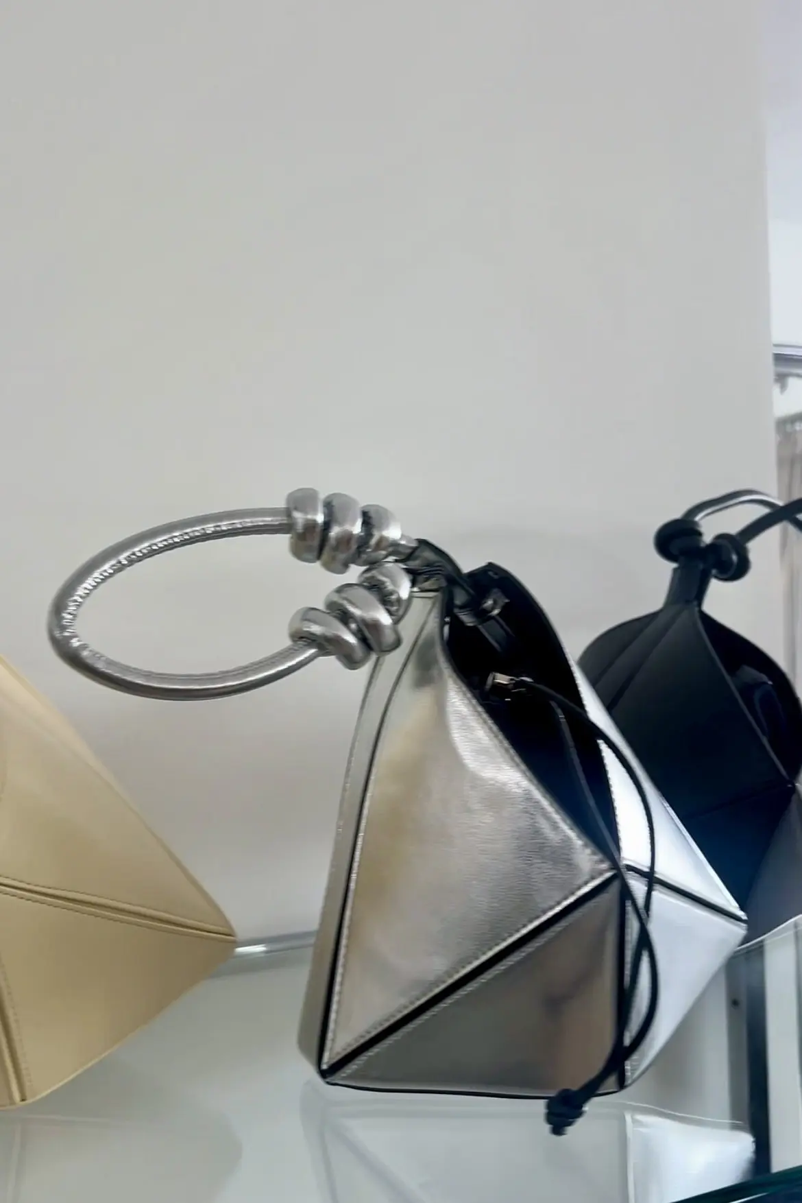 エレンディーク　トライアングルバッグ　エレンディークシルバーバッグ