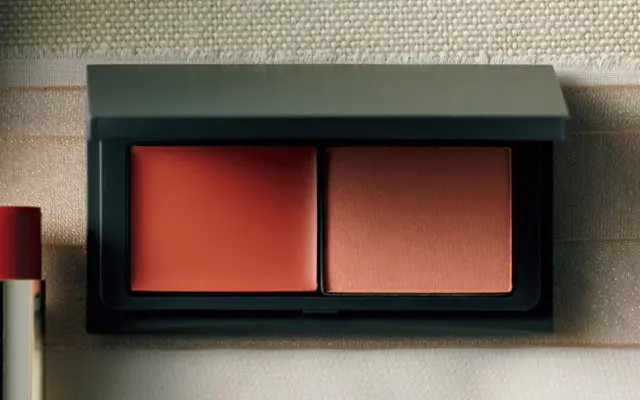 ブロウンアウェイ ブラッシュデュオ 04（1月1日発売）￥4,180／THREE