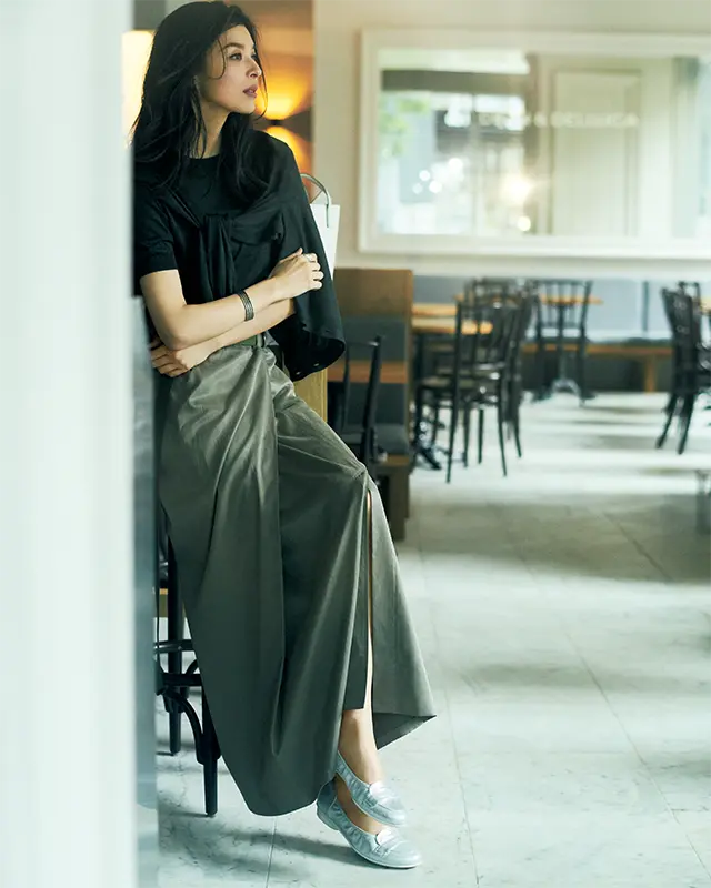 足に心地よくフィットしこなれ感を与える、シルバーローファー