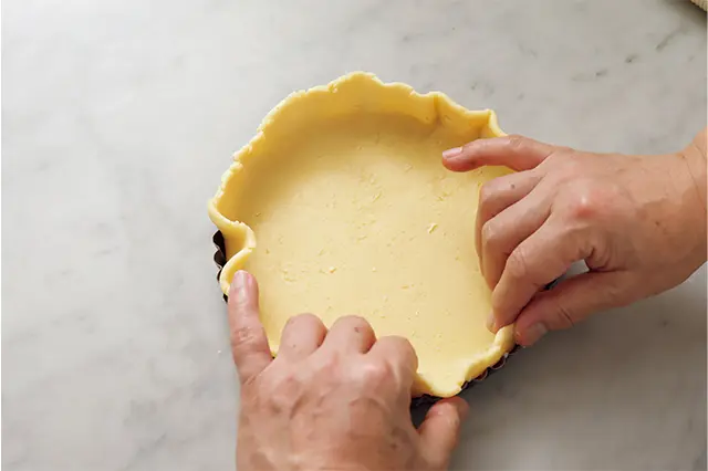 型からはみ出した生地を型の内 側面に落とす。