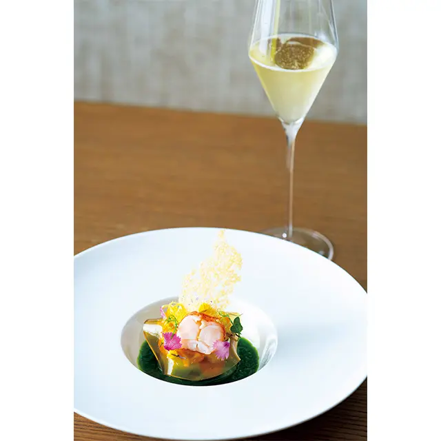 さわや かな味わいの「オマール 海老と日向夏、カブのタ ルタル仕立て」￥1,980。 