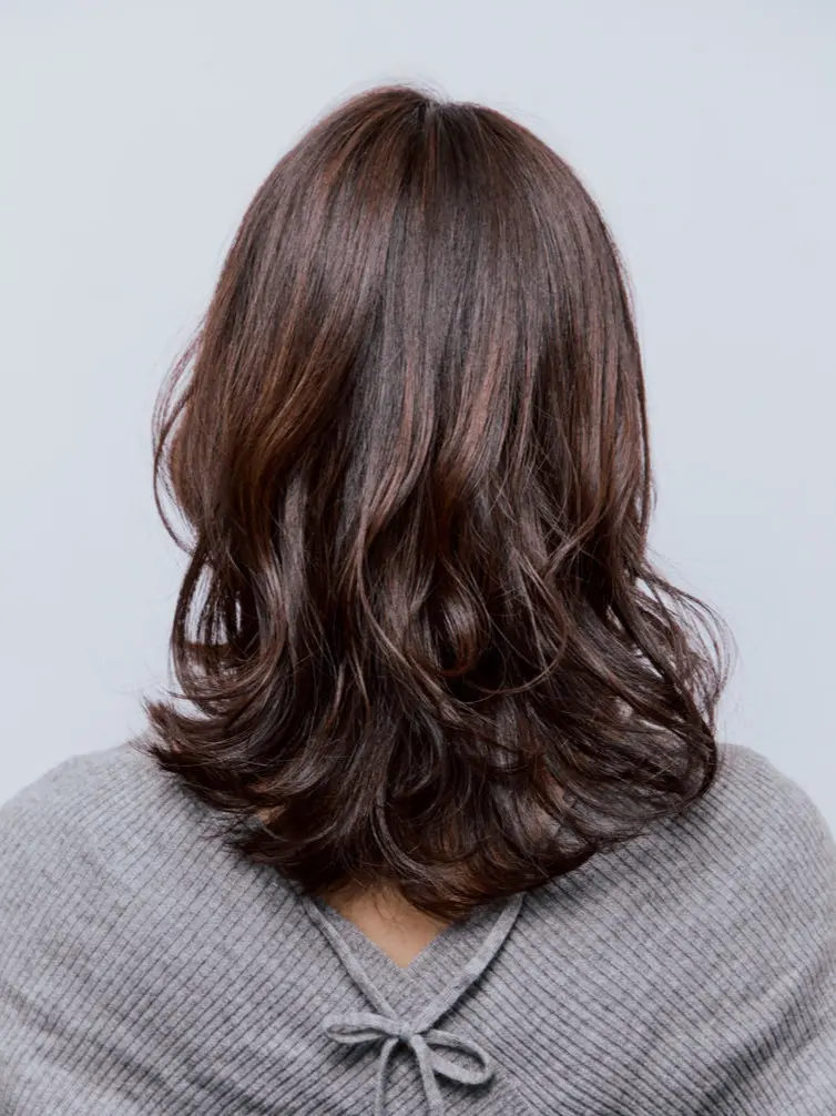 Webエクラ 後から見たミディアムヘアスタイル